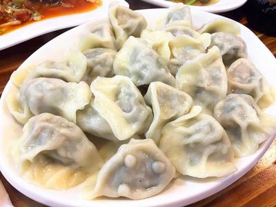 好友聚會3菜1湯麻辣鮮香,主食吃餃子和涼面,猜猜花了多少?