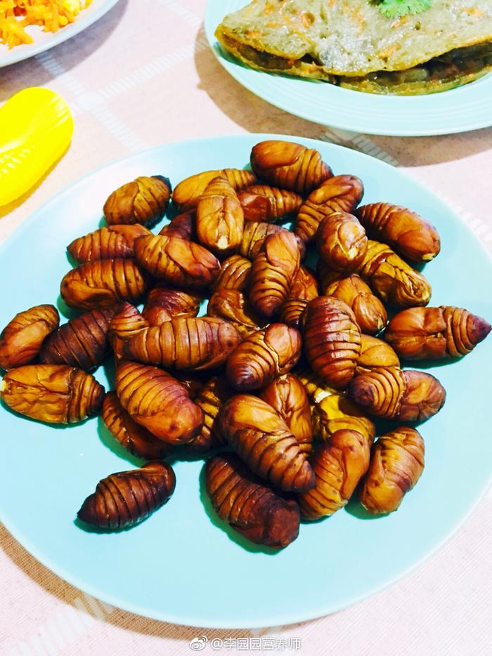 黑豆渣土豆餅(可以當主食的),胡蘿卜絲炒雞蛋