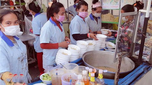 工廠工人加班前吃快餐,吃飽只要2塊錢,高棉食品就是牛