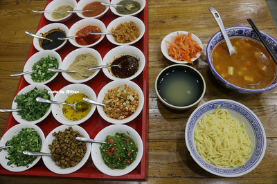 令人驚艷的陜北小吃抿節兒,一碗主食16碗配料