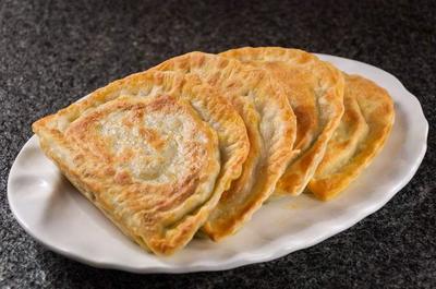 韭菜盒子一道我們的家常主食,用平底鍋就能制作美味食物